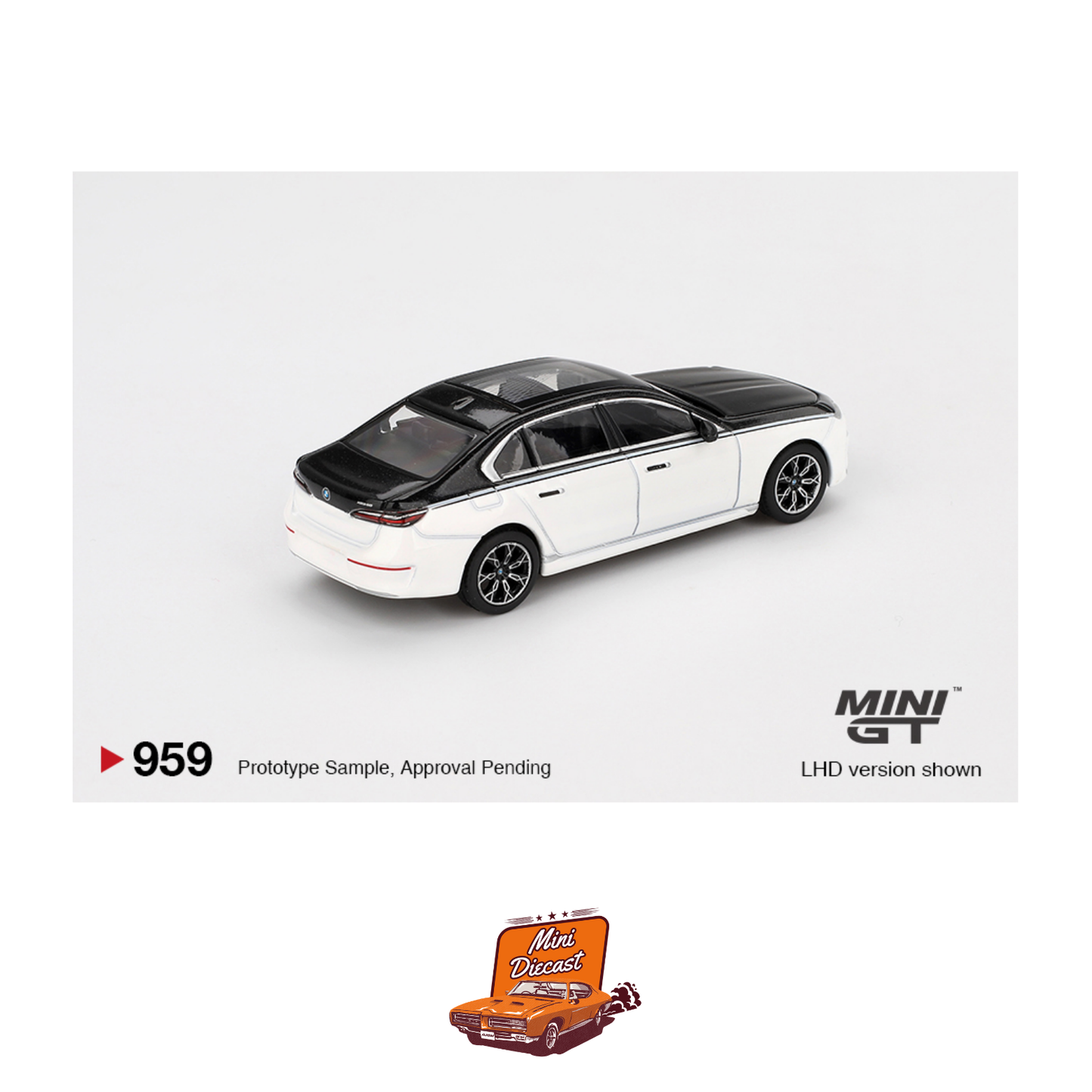 Mini GT #959 BMW i7 xDrive60 Alpine White / Black Sapphire (Imported)