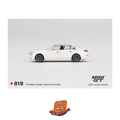 Mini GT #819 BMW i7 xDrive60 Mineral White (Imported)