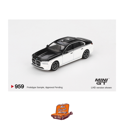 Mini GT #959 BMW i7 xDrive60 Alpine White / Black Sapphire (Imported)