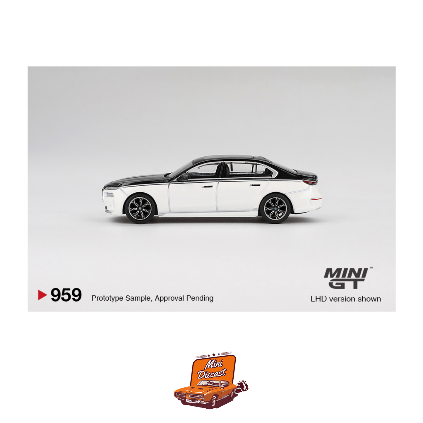Mini GT #959 BMW i7 xDrive60 Alpine White / Black Sapphire (Imported)