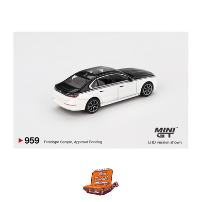 Mini GT #959 BMW i7 xDrive60 Alpine White / Black Sapphire (Imported)